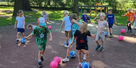 Powiększ grafikę: dzien-pilkarza-w-gr-ii-i-iii-trening-z-p-murawskim-pilkarzem-639542.jpg