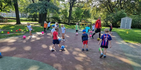 Powiększ grafikę: dzien-pilkarza-w-gr-ii-i-iii-trening-z-p-murawskim-pilkarzem-639543.jpg