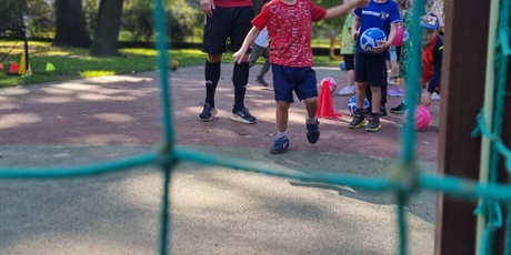 Powiększ grafikę: dzien-pilkarza-w-gr-ii-i-iii-trening-z-p-murawskim-pilkarzem-639544.jpg