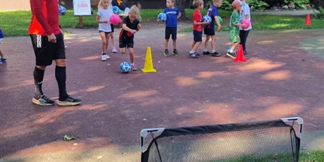 Powiększ grafikę: dzien-pilkarza-w-gr-ii-i-iii-trening-z-p-murawskim-pilkarzem-639545.jpg