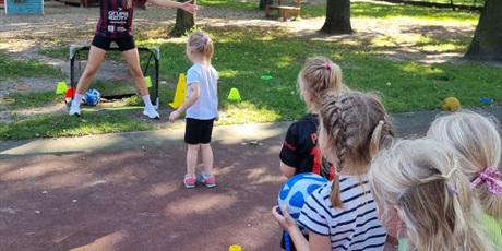 Powiększ grafikę: dzien-pilkarza-w-gr-ii-i-iii-trening-z-p-murawskim-pilkarzem-639547.jpg