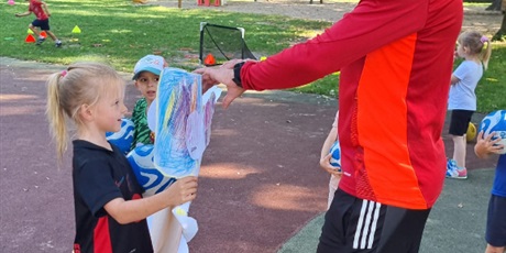 Powiększ grafikę: dzien-pilkarza-w-gr-ii-i-iii-trening-z-p-murawskim-pilkarzem-639548.jpg