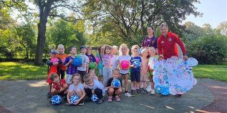 Powiększ grafikę: dzien-pilkarza-w-gr-ii-i-iii-trening-z-p-murawskim-pilkarzem-639551.jpg