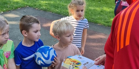 Powiększ grafikę: dzien-pilkarza-w-gr-ii-i-iii-trening-z-p-murawskim-pilkarzem-639552.jpg