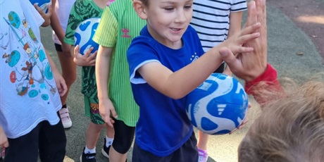 Powiększ grafikę: dzien-pilkarza-w-gr-ii-i-iii-trening-z-p-murawskim-pilkarzem-639555.jpg