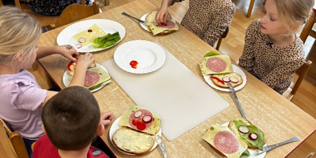 Powiększ grafikę: dzien-pomocy-potrzebujacym-w-grupie-pszczolek-678560.jpg