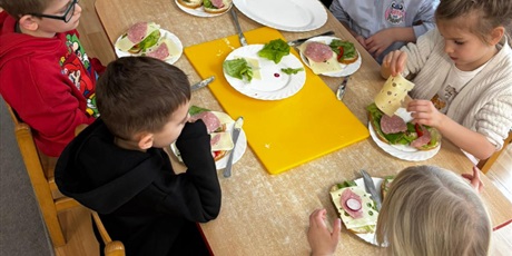 Powiększ grafikę: dzien-pomocy-potrzebujacym-w-grupie-pszczolek-678561.jpg