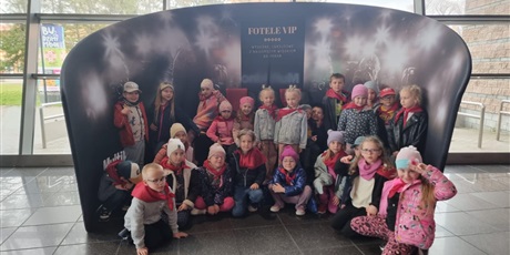 Grupa III i II na spektaklu teatralnym 