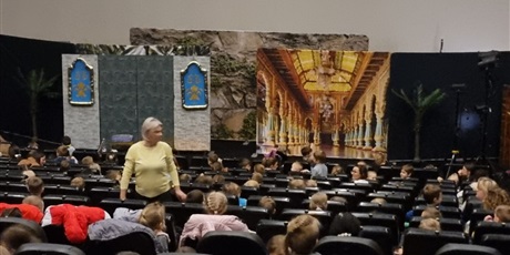 Powiększ grafikę: grupa-iii-i-ii-na-spektaklu-teatralnym-612246.jpg