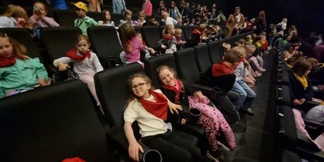 Powiększ grafikę: grupa-iii-i-ii-na-spektaklu-teatralnym-612247.jpg