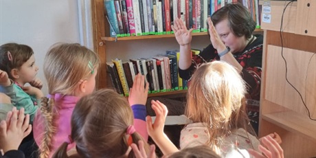 Powiększ grafikę: grupa-pszczolek-na-lekcji-bibliotecznej-612216.jpg
