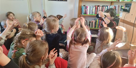 Powiększ grafikę: grupa-pszczolek-na-lekcji-bibliotecznej-612217.jpg