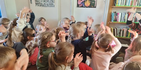 Powiększ grafikę: grupa-pszczolek-na-lekcji-bibliotecznej-612218.jpg