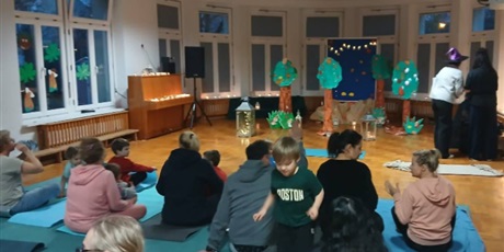 Powiększ grafikę: joga-w-opowiesci-ruchowej-zaczarowany-las-659160.jpg