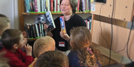 Powiększ grafikę: lekcja-w-bibliotece-gr-ii-612232.jpg