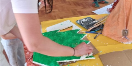 MALOWANIA DEKORACJI PRZEZ RODZICÓW Z DZIEĆMI NA PRZEDSTAWIENIE