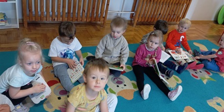 Powiększ grafikę: maluszki-korzystaja-z-kacika-czytelniczego-643748.jpg