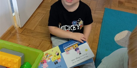 Powiększ grafikę: maluszki-korzystaja-z-kacika-czytelniczego-643749.jpg