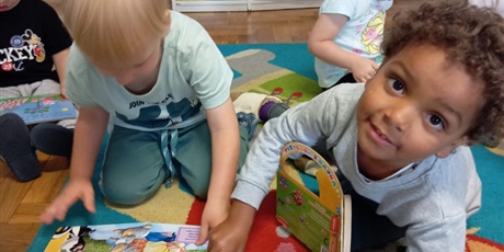 Powiększ grafikę: maluszki-korzystaja-z-kacika-czytelniczego-643750.jpg