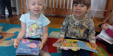 Powiększ grafikę: maluszki-korzystaja-z-kacika-czytelniczego-643751.jpg