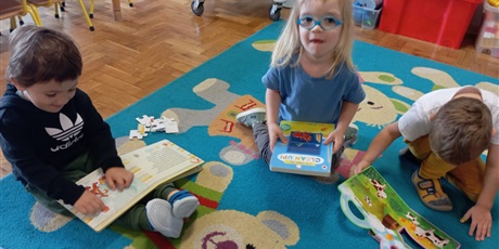 Powiększ grafikę: maluszki-korzystaja-z-kacika-czytelniczego-643752.jpg