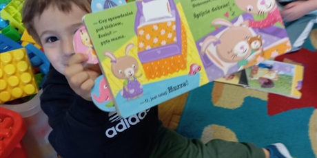 Powiększ grafikę: maluszki-korzystaja-z-kacika-czytelniczego-643753.jpg