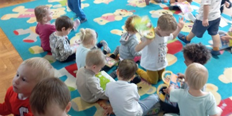 Powiększ grafikę: maluszki-korzystaja-z-kacika-czytelniczego-643754.jpg