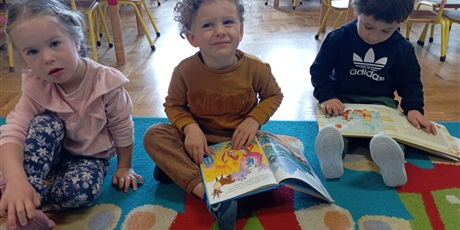 Powiększ grafikę: maluszki-korzystaja-z-kacika-czytelniczego-643756.jpg