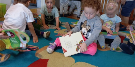 Powiększ grafikę: maluszki-korzystaja-z-kacika-czytelniczego-643757.jpg