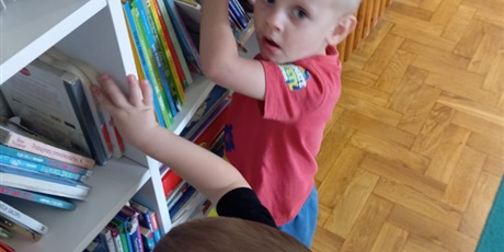 Powiększ grafikę: maluszki-korzystaja-z-kacika-czytelniczego-643758.jpg