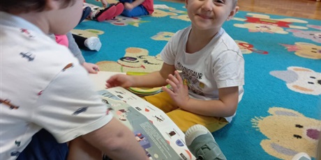 Powiększ grafikę: maluszki-korzystaja-z-kacika-czytelniczego-643759.jpg