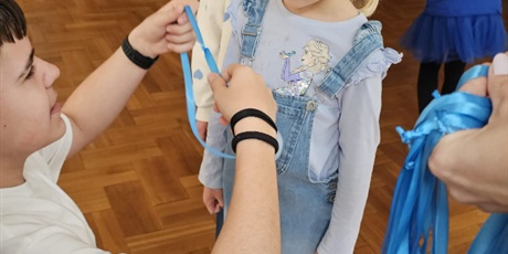 Powiększ grafikę: niebieskie-igrzyska-w-przedszkolu-691537.jpg
