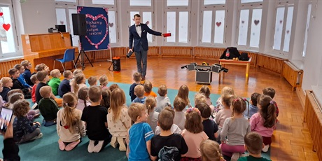 POKAZ ILUZJONISTY W NASZYM PRZEDSZKOLU.