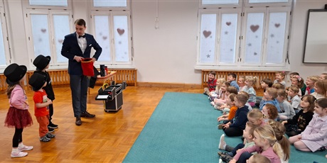 Powiększ grafikę: pokaz-iluzjonisty-w-naszym-przedszkolu-682869.jpg