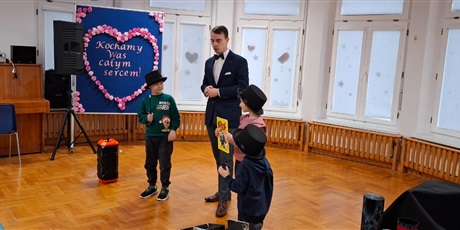 Powiększ grafikę: pokaz-iluzjonisty-w-naszym-przedszkolu-682870.jpg