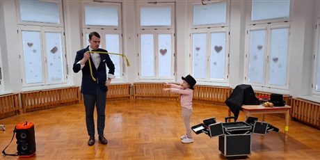 Powiększ grafikę: pokaz-iluzjonisty-w-naszym-przedszkolu-682873.jpg