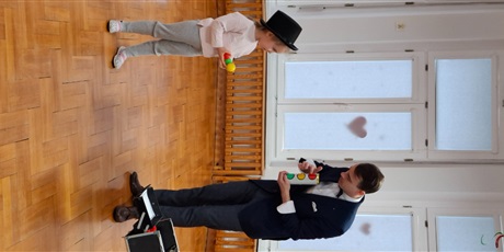 Powiększ grafikę: pokaz-iluzjonisty-w-naszym-przedszkolu-682874.jpg