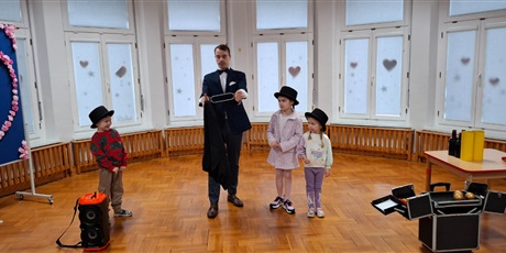 Powiększ grafikę: pokaz-iluzjonisty-w-naszym-przedszkolu-682875.jpg