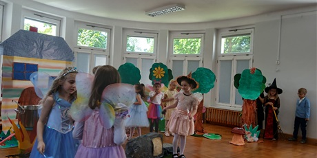 Powiększ grafikę: przedstawienie-mala-czarowniczka-gr-iii-627584.jpg