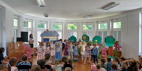 Powiększ grafikę: przedstawienie-mala-czarowniczka-gr-iii-627586.jpg