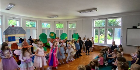 Powiększ grafikę: przedstawienie-mala-czarowniczka-gr-iii-627588.jpg