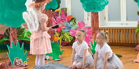 Przedstawienie "Mała Czarowniczka" w wykonaniu dzieci z gr. III