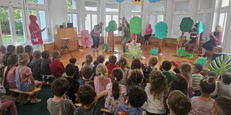Powiększ grafikę: przedstawienie-od-pracownikow-przedszkola-699012.jpg