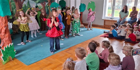 Powiększ grafikę: przedstawienie-pszczolek-dla-rodzicow-dzieci-z-przedszkola-oraz-z-innych-przedszkoli-691102.jpg