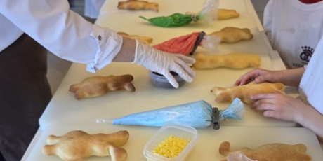 Powiększ grafikę: pszczolki-w-madisonie-pieka-ciasteczka-685953.jpg