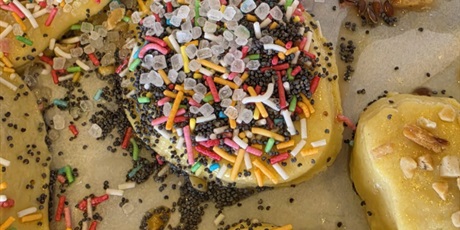 Powiększ grafikę: pszczolki-w-madisonie-pieka-ciasteczka-685956.jpg