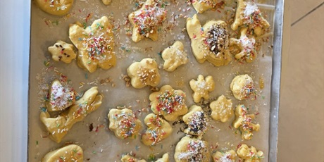 Powiększ grafikę: pszczolki-w-madisonie-pieka-ciasteczka-685957.jpg