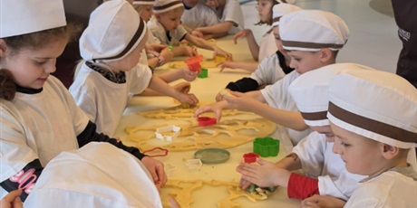 Powiększ grafikę: pszczolki-w-madisonie-pieka-ciasteczka-685958.jpg