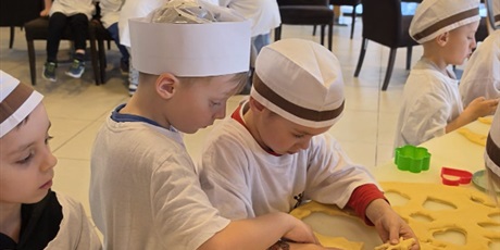 Powiększ grafikę: pszczolki-w-madisonie-pieka-ciasteczka-685959.jpg