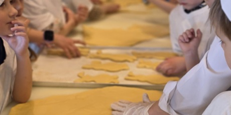 Powiększ grafikę: pszczolki-w-madisonie-pieka-ciasteczka-685960.jpg